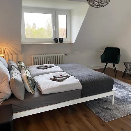 Bostel 1 - Modernes Dachgeschoss-studio In Meiderich, 4,7 Km Hbf, U-bahn 250m, Flughafen Duesseldorf 28 Km, Landschaftspark 2,9 Km Apartamento Duisburg