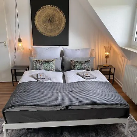 公寓 Bostel 1 - Modernes Dachgeschoss-studio In Meiderich, 4,7 Km Hbf, U-bahn 250m, Flughafen Duesseldorf 28 Km, Landschaftspark 2,9 Km, 5 Gehminuten Von Herzklinik Entfernt *