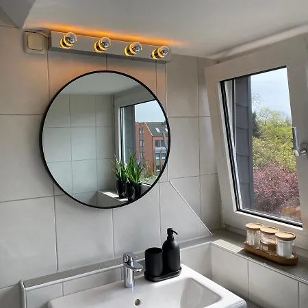 Apartment Bostel 1 - Modernes Dachgeschoss-studio In Meiderich, 4,7 Km Hbf, U-bahn 250m, Flughafen Duesseldorf 28 Km, Landschaftspark 2,9 Km, 5 Gehminuten Von Herzklinik Entfernt