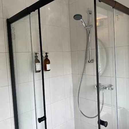 Bostel 1 - Modernes Dachgeschoss-studio In Meiderich, 4,7 Km Hbf, U-bahn 250m, Flughafen Duesseldorf 28 Km, Landschaftspark 2,9 Km Apartamento *