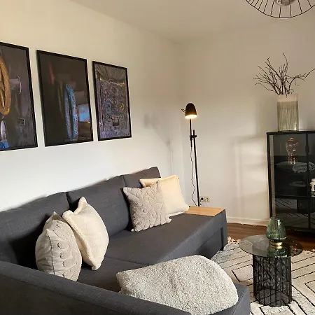 Bostel 1 - Modernes Dachgeschoss-studio In Meiderich, 4,7 Km Hbf, U-bahn 250m, Flughafen Duesseldorf 28 Km, Landschaftspark 2,9 Km, 5 Gehminuten Von Herzklinik Entfernt 公寓