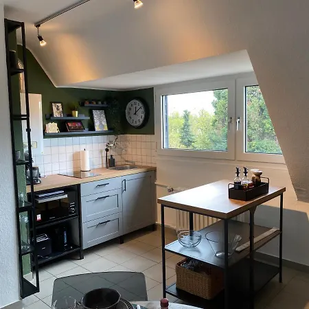 Apartamento Bostel 1 - Modernes Dachgeschoss-studio In Meiderich, 4,7 Km Hbf, U-bahn 250m, Flughafen Duesseldorf 28 Km, Landschaftspark 2,9 Km, 5 Gehminuten Von Herzklinik Entfernt *