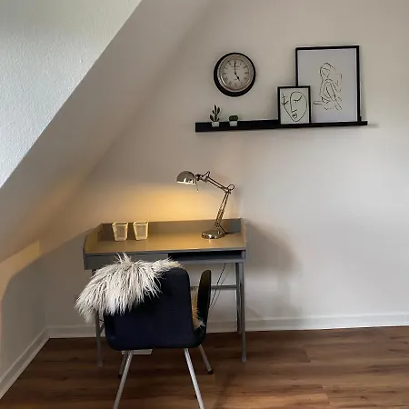 Bostel 1 - Modernes Dachgeschoss-studio In Meiderich, 4,7 Km Hbf, U-bahn 250m, Flughafen Duesseldorf 28 Km, Landschaftspark 2,9 Km, 5 Gehminuten Von Herzklinik Entfernt 公寓 *