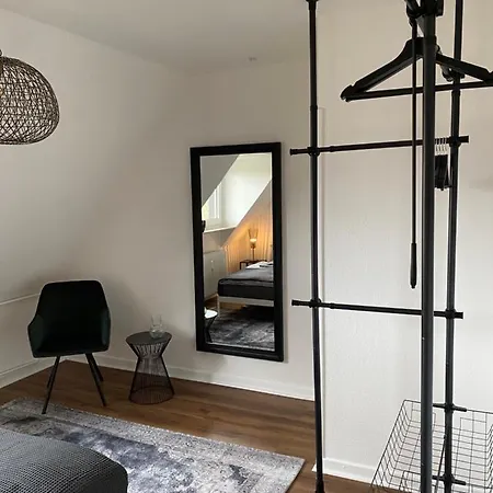 Bostel 1 - Modernes Dachgeschoss-studio In Meiderich, 4,7 Km Hbf, U-bahn 250m, Flughafen Duesseldorf 28 Km, Landschaftspark 2,9 Km, 5 Gehminuten Von Herzklinik Entfernt 杜伊斯堡