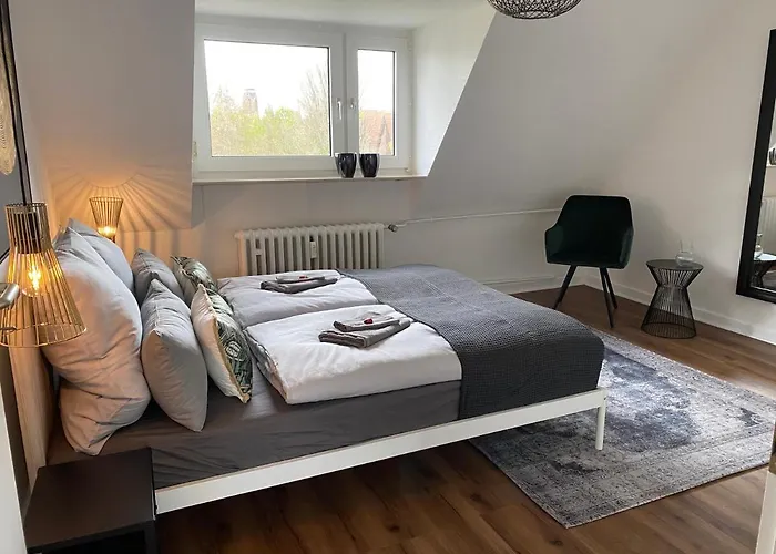 1 - Modernes Dachgeschoss-studio In Meiderich, 4,7 Km Hbf, U-bahn 250m, Flughafen Duesseldorf 28 Km, Landschaftspark 2,9 Km דירה דיסבורג