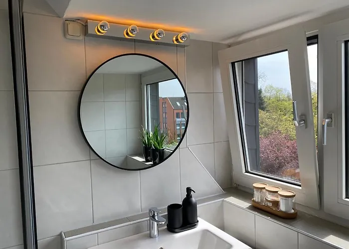 Apartman 1 - Modernes Dachgeschoss-studio In Meiderich, 4,7 Km Hbf, U-bahn 250m, Flughafen Duesseldorf 28 Km, Landschaftspark 2,9 Km